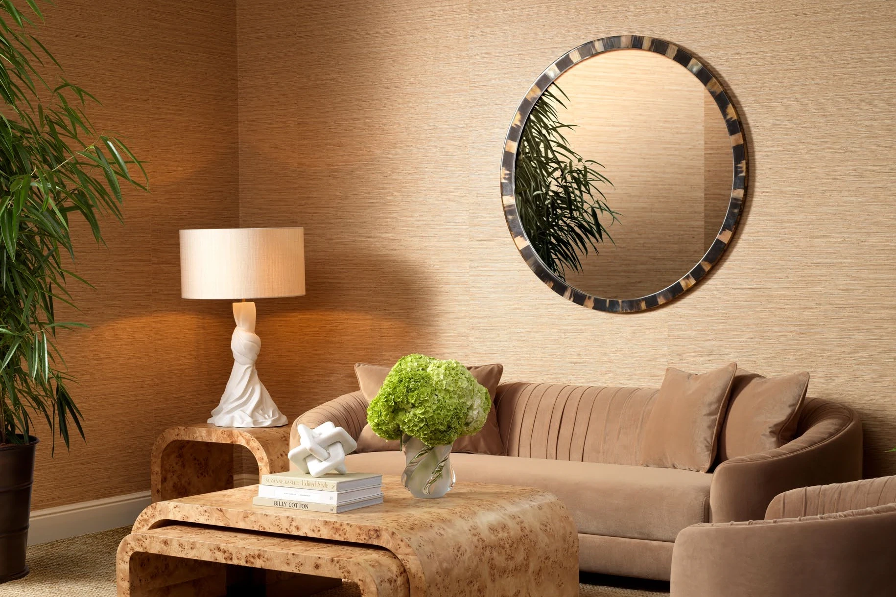 Как продлить жизнь мебели Eichholtz: советы по уходу